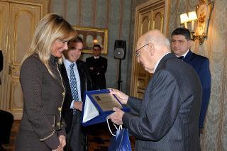 Il Presidente Giorgio Napolitano riceve una targa ricordo dai docenti del Liceo Classico Statale &quot;Umberto I&quot; di Napoli