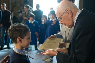 Il Presidente Giorgio Napolitano con uno degli studenti premiati in occasione della celebrazione del &quot;Giorno della Memoria&quot;