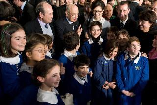 Il Presidente Giorgio Napolitano con alcuni studenti intervenuti alla celebrazione del &quot;Giorno della Memoria&quot;