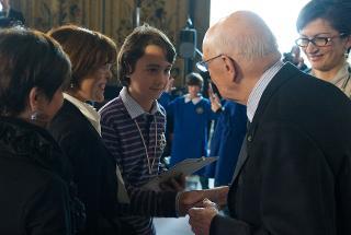 Il Presidente Giorgio Napolitano con alcuni studenti premiati in occasione della celebrazione del &quot;Giorno della Memoria&quot;