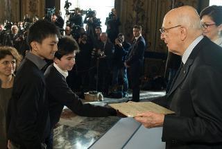 Il Presidente Giorgio Napolitano con alcuni studenti premiati in occasione della celebrazione del &quot;Giorno della Memoria&quot;
