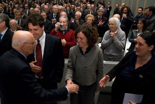 Il Presidente Giorgio Napolitano saluta i figli di Tommaso Padoa Schioppa, in occasione della cerimonia di commemorazione organizzata dalla Università Bocconi