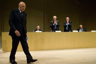Il Presidente Giorgio Napolitano al termine del suo intervento in occasione della cerimonia di commemorazione di Tommaso Padoa Schioppa