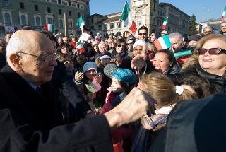 Il Presidente Giorgio Napolitano saluta i cittadini di Bergamo che hanno accolto il Capo dello Stato al suo arrivo in città