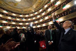 Il Presidente Giorgio Napolitano risponde al saluto del pubblico, al termine dell'incontro al Teatro Donizetti, per le Celebrazioni dei 150 anni dell'Unità d'Italia