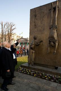 Il Presidente Giorgio Napolitano davanti al monumento al partigiano di Giacomo Manzù
