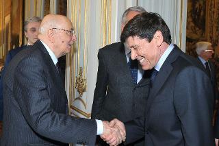 Il Presidente Giorgio Napolitano con il Sig. Gianni Morandi, in occasione della presentazione del progetto &quot;Rai per i 150 anni&quot;
