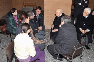 Il Presidente della Repubblica Giorgio Napolitano con i genitori dei bambini vittime del rogo nel campo rom sull'Appia Nuova