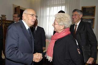 Il Presidente Giorgio Napolitano saluta la signora Renata Colorni figlia di Spinelli poco prima della cerimonia del convegno inaugurale del Comitato Nazionale per le celebrazioni del centenario della nascita di Altiero Spinelli