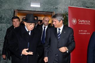 Il Presidente Giorgio Napolitano con il Prof. Luigi Frati, Rettore dell'Università degli Studi &quot;La Sapienza&quot;, al termine del Convegno dal titolo &quot;L'Italia verso l'Unità. Letterati, eroi, patrioti&quot;