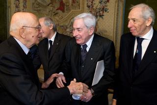 Il Presidente Giorgio Napolitano saluta Enzo Bettiza e il Sen. Lucio Toth, Presidente nazionale dell'Associazione Venezia Giulia e Dalmazia , in occasione della celebrazione del Giorno del Ricordo