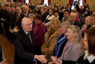 Il Presidente Giorgio Napolitano saluta gli insigniti delle medaglie commemorative del Giorno del Ricordo