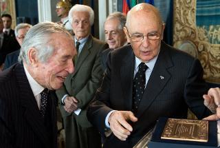 Il Presidente Giorgio Napolitano consegna al Maestro Roman Vlad il &quot;Premio Presidente della Repubblica&quot; dell'Accademia Nazionale di Santa Cecilia
