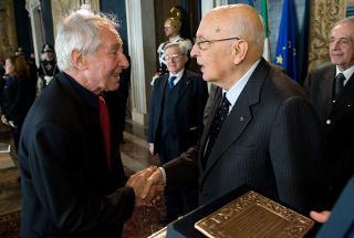 Il Presidente Giorgio Napolitano consegna il &quot;Premio Presidente della Repubblica&quot; dell'Accademia Nazionale di San Luca a Pasquale Santoro