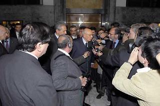 Il Presidente Giorgio Napolitano al termine della cerimonia del convegno inaugurale del Comitato Nazionale per le celebrazioni del centenario della nascita di Altiero Spinelli, si intrattiene con alcuni giornalisti