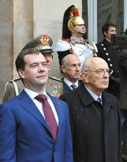 Il Presidente Giorgio Napolitano con Dmitrij Medvedev, Presidente della Federazione Russa, durante l'esecuzione degli Inni Nazionali in occasione della visita ufficiale in Italia