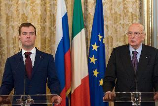 Il Presidente della Repubblica Giorgio Napolitano e il Presidente della Federazione Russa Dmitrij Anatol'evic Medvedev nel corso delle dichiarazioni alla stampa
