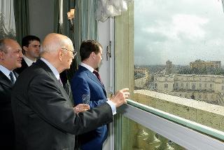 Il Presidente Giorgio Napolitano con Dmitrij Medvedev mentre guardano Roma dal Torrino del Quirinale