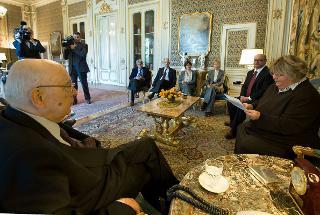 Il Presidente Giorgio Napolitano durante i colloqui con la pastora Maria Bonafede, moderatora della Tavola valdese e una delegazione di rappresentanti del protestantesimo italiano