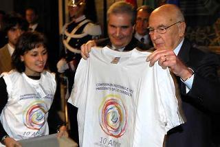 Il Presidente Giorgio Napolitano, con a fianco il Ministro della Pubblica Istruzione Giuseppe Fioroni, riceve dai studenti la maglietta realizzata in occasione del X anniversario dell'istituzione dell Consulte Provinciali degli Studenti.