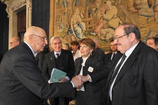 Il Presidente della Repubblica Giorgio Napolitano saluta il Prof. Umberto Eco, al termine della cerimonia su &quot;La lingua italiana fattore portante dell'identità nazionale&quot;, nel 150° anniversario dell'Unità d'Italia