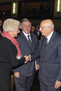 Il Presidente Giorgio Napolitano saluta la signora Renata Colorni, figlia di Spinelli, al termine della cerimonia
