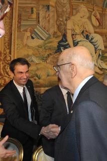 Il Presidente Giorgio Napolitano saluta Fabrizio Gifuni intervenuto alla cerimonia su &quot;La lingua italiana fattore portante dell'identità nazionale.&quot;