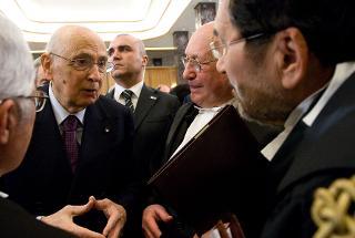 Il Presidente Giorgio Napolitano, con a fianco il Presidente della Corte dei conti Luigi Giampaolino, a colloquio con i Componenti il Collegio delle Sezioni Unite, al termine dell'inaugurazione dell'Anno Giudiziario della Corte