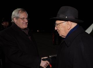 Il Presidente Giorgio Napolitano accolto dall'Ambasciatore Karl Wokalek al suo arrivo all'aeroporto di Berlino Tegel, in occasione della visita ufficiale nella Repubblica Federale di Germania
