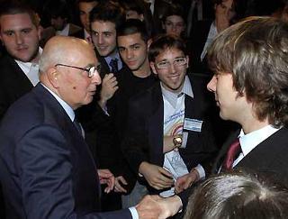 Il Presidente Giorgio Napolitano al termine dell'incontro con i partecipanti al X anniversario dell'istituzione delle Consulte Provinciali degli Studenti.