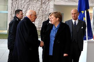 Il Presidente Giorgio Napolitano accolto dal Cancelliere della Repubblica Federale di Germania Angela Merkel