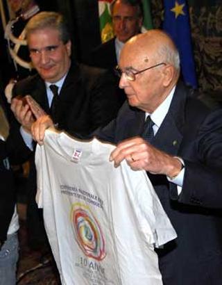 Il Presidente Giorgio Napolitano, con a fianco il Ministro della Pubblica Istruzione Giuseppe Fioroni, riceve dai studenti la maglietta realizzata in occasione del X anniversario dell'istituzione dell Consulte Provinciali degli Studenti.