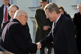 Il Presidente Giorgio Napolitano accolto dal Presidente della Repubblica Federale di Germania Christian Wulff al Castello di Bellevue