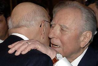 L'abbraccio tra il Presidente Emerito della Repubblica Carlo Azeglio Ciampi ed il Presidente della Repubblica Giorgio Napolitano, poco prima di lasciare il Quirinale