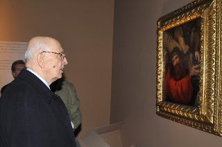 Il Presidente Giorgio Napolitano osserva il quadro di Cristo Portacroce nel corso della visita alla Mostra su Lorenzo Lotto