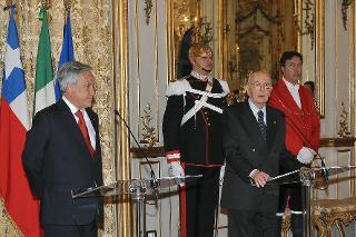 Il Presidente Giorgio Napolitano con il Signor Sebastian Pinera, Presidente della Repubblica del Cile, in visita ufficiale in Italia, durante le dichiarazioni alla stampa