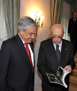 Il Presidente Giorgio Napolitano dona al Signor Sebastian Pinera, Presidente della Repubblica del Cile, un libro del Quirinale