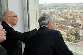 Il Presidente Giorgio Napolitano illustra al Signor Sebastian Pinera Roma vista dall'alto del Torrino del Quirinale
