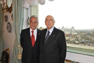 Il Presidente della Repubblica Giorgio Napolitano e il Presidente della Repubblica del Cile Sebastian Pinera, dal Torrino del Quirinale