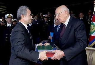 Il Presidente Giorgio Napolitano riceve dal Ministro della Difesa Arturo Parisi, la Bandiera del Contingente Italiano della missione &quot;Antica Babilonia&quot; di rientro dall'Iraq.
