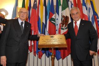 Il Presidente Giorgio Napolitano con il Signor Sebastian Pinera, Presidente della Repubblica del Cile, nel corso dello scoprimento di una targa celebrativa nella nuova sede dell'Istituto Italo Latino Americano