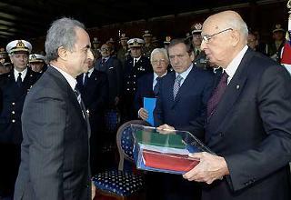 Il Presidente Giorgio Napolitano prende in consegna la Bandiera del Contingente Italiano della missione &quot;Antica Babilonia&quot; di rientro dall'Iraq dal Ministro della Difesa Arturo Parisi.