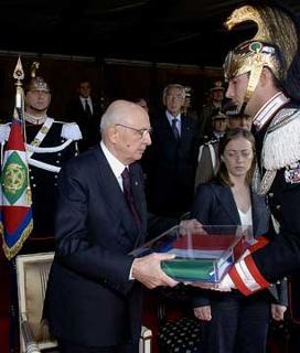 Il Presidente Giorgio Napolitano consegna la Bandiera del Contingente Italiano della Missione in Iraq &quot;Antica Babilonia&quot; ad un Corazziere, dopo averla ricevuta dal Ministro della Difesa Arturo Parisi.