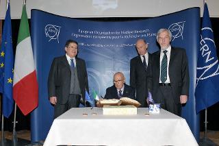 Il Presidente Giorgio Napolitano durante la firma del Libro degli Ospiti in occasione della visita al CERN