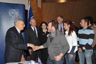 Il Presidente Giorgio Napolitano con i giovani ricercatori del CERN in occasione della sua visita.