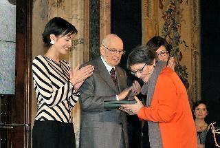 Il Presidente Giorgio Napolitano consegna l'onorificenza di Grande Ufficiale alla professoressa Simonetta Soldani in occasione della celebrazione della Giornata Internazionale della Donna