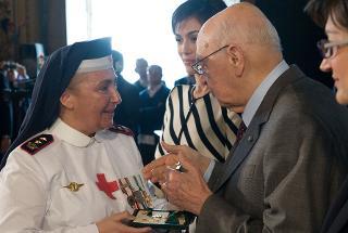 Il Presidente Giorgio Napolitano consegna l' onorificenza di Commendatore dell'Ordine al Merito della Repubblica, alla Signora Monica Dialuce, in occasione della celebrazione della Giornata Internazionale della Donna