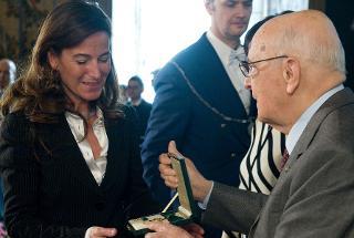 Il Presidente Giorgio Napolitano consegna l'onorificenza di Ufficiale a Bibiana Natalia Ferrari, in occasione della celebrazione della Giornata Internazionale della Donna