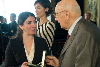 Il Presidente Giorgio Napolitano consegna l'onorificenza di Ufficiale dell'OMRI a Gabriella De Lucia, in occasione della celebrazione della Giornata Internazionale della Donna