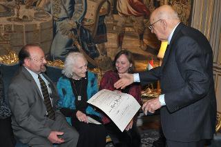 Il Presidente Giorgio Napolitano con la Signora Norah Mayper e il Prof. Roland Sarti in occasione della consegna dell'Onorificenza di &quot;Commendatore&quot; dell'Ordine al Merito della Repubblica Italiana